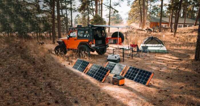 Groupe électrogène avec ses panneaux solaires en camping